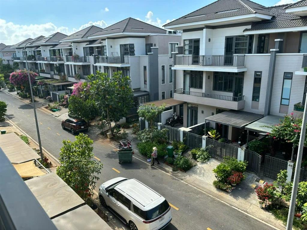 Bán căn biệt thự giá tốt lavila phước kiển nhà bè, full nội thất, 3 lầu tp hcm