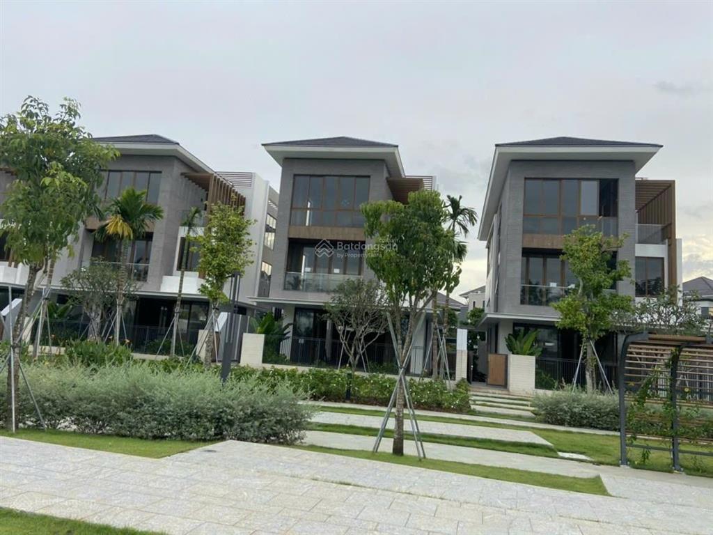 Bán căn biệt thự đơn lập mặt sông lavila nhà thô, 12x25m, 300m2, 3 tầng, hồ bơi riêng, giá tốt