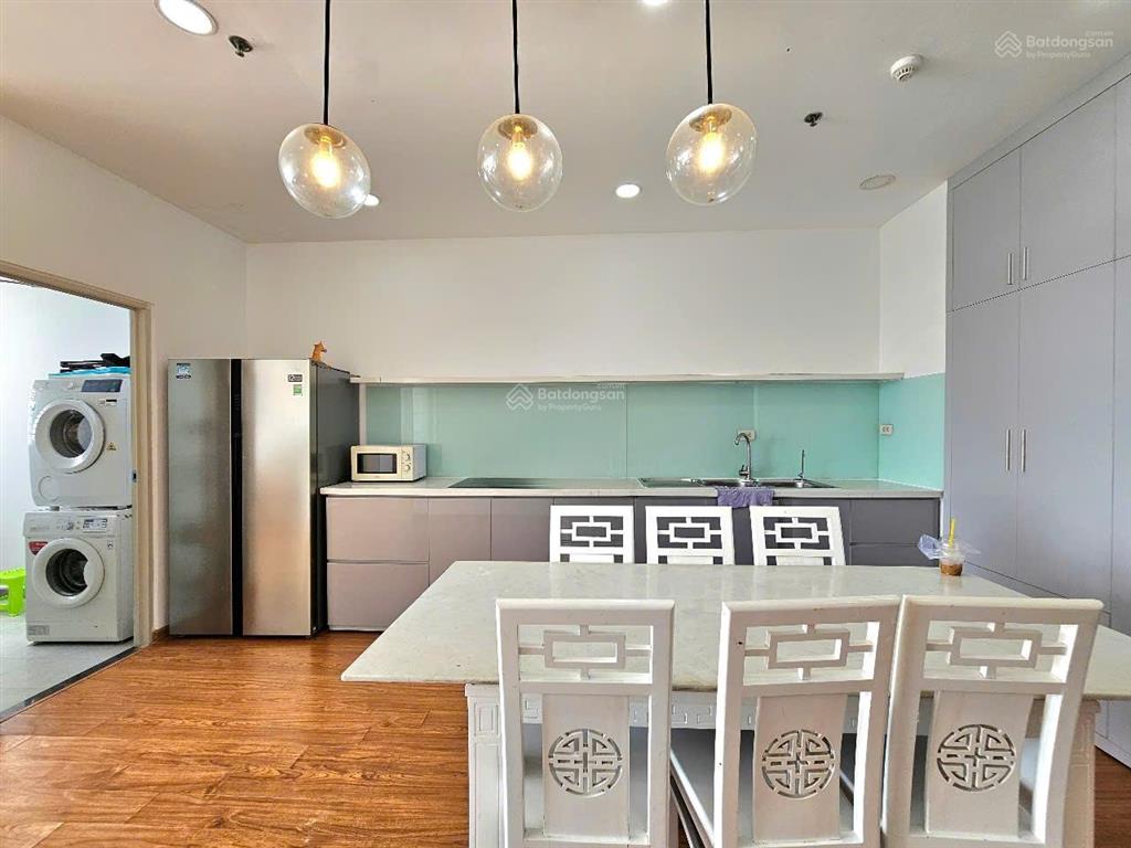 Căn hộ 2pn đầy đủ nội thất đẹp, tầng cao view quận 1 và sông sài gòn, giá tốt, sổ hồng đầy đủ