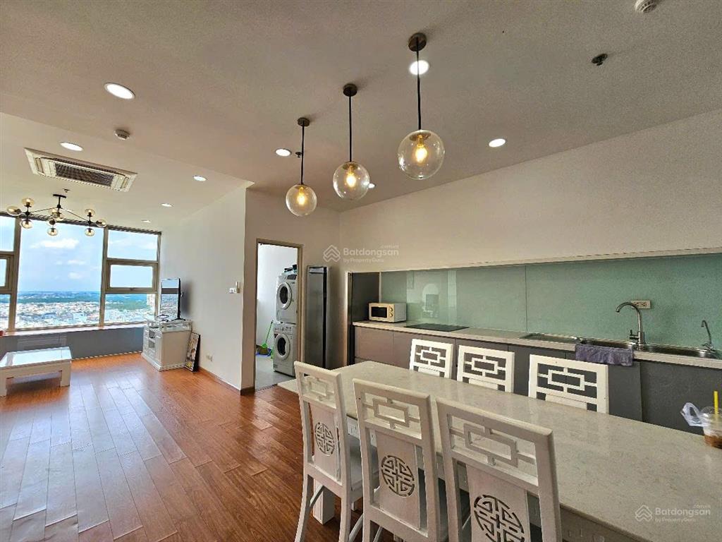 Căn hộ 2pn đầy đủ nội thất đẹp, tầng cao view quận 1 và sông sài gòn, giá tốt, sổ hồng đầy đủ