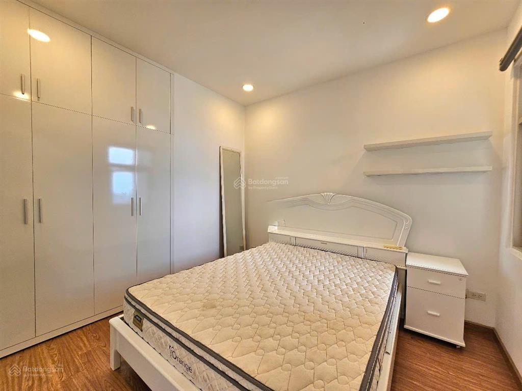 Căn hộ 2pn đầy đủ nội thất đẹp, tầng cao view quận 1 và sông sài gòn, giá tốt, sổ hồng đầy đủ
