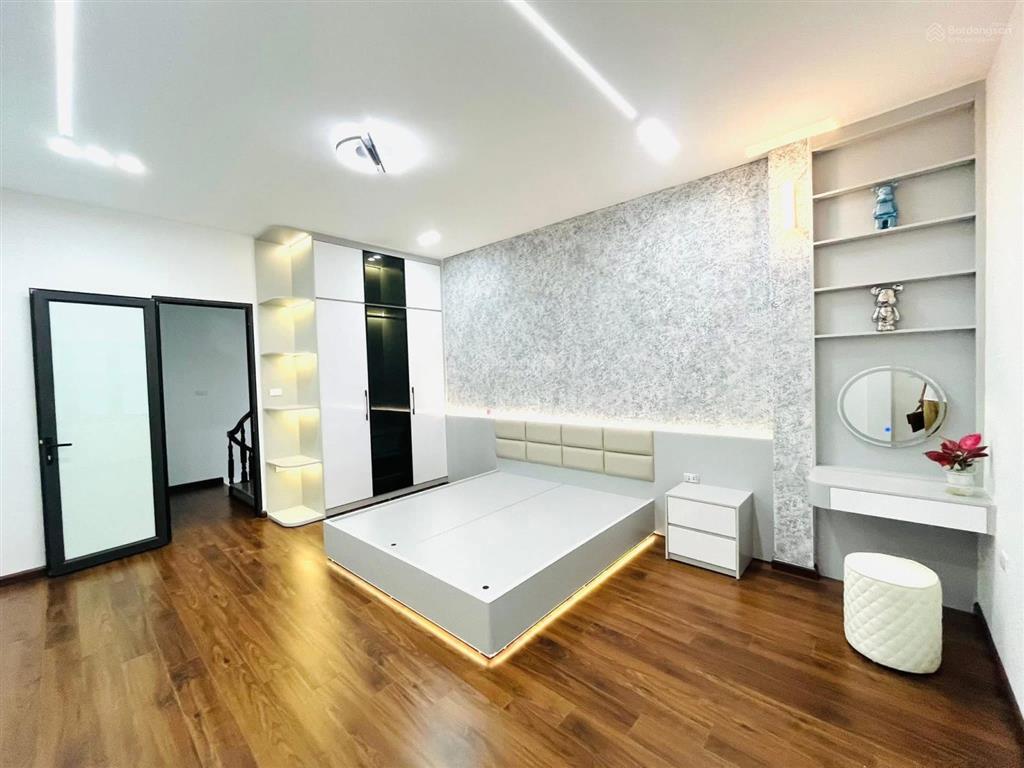 Bán căn lô góc xuân thủy, ô tô gần, ngõ nông 52m2*5t, mỗi tầng 2 phòng ngủ, nội thất đầy đủ