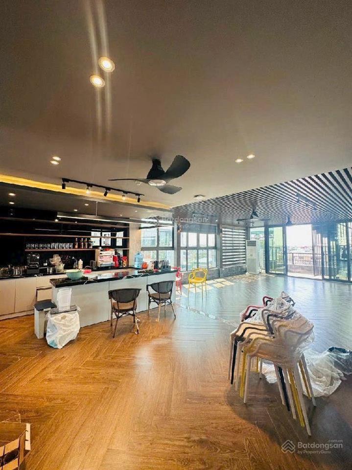 Nhà mặt phố nguyễn văn cừ , 9 tầng, mặt tiền quyền lực, vỉa hè siêu rộng