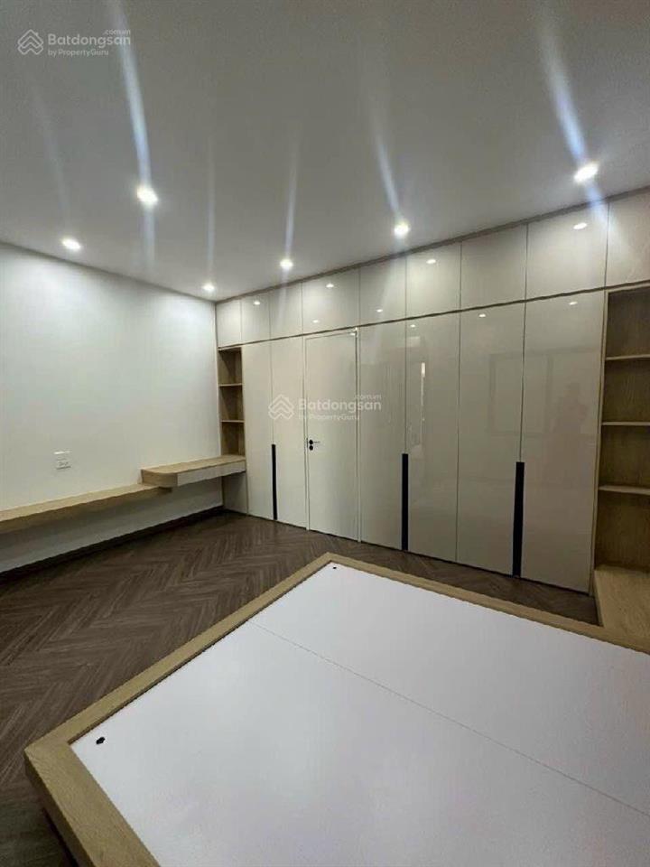 Nhà mặt phố nguyễn văn cừ , 9 tầng, mặt tiền quyền lực, vỉa hè siêu rộng