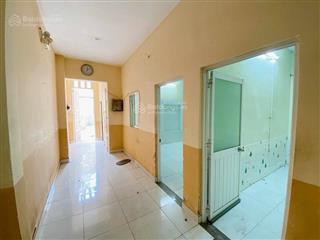 Bán nhà hạ chào 1 tỷ, hxh cmt8, p11, q3, ngay công viên lê thị riêng, 135m2, 2 tầng, ngang 5,5m