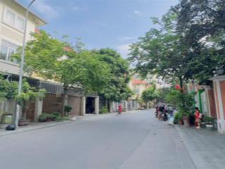 Bán biệt thự làng việt kiều châu âu,dt 200m 3 tầng mt10m vị trí trục chính đẹp nhất