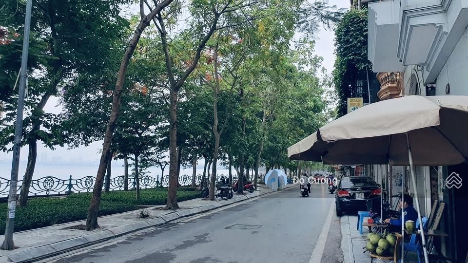 Bán nhà mặt phố nhật chiêu, tây hồ  mặt hồ tây, 1 mặt phố 1 mặt ngõ sau  300m2 x 2t, giá bán đất