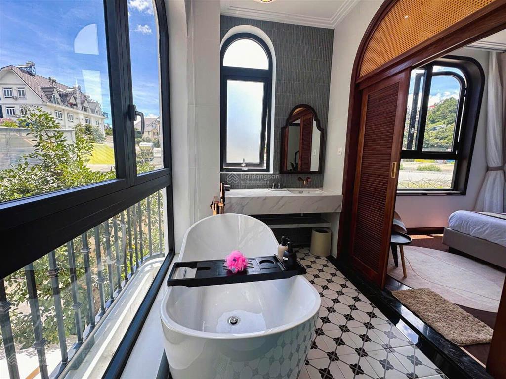 Villa song lập hoàn công nở hậu cách chợ đà lạt hồ xuân hương 2km nguồn thu 70tr/tháng