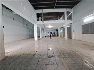 Cho thuê kho rẻ giáp tên lửa 450m2, nền gạch men có văn phòng
