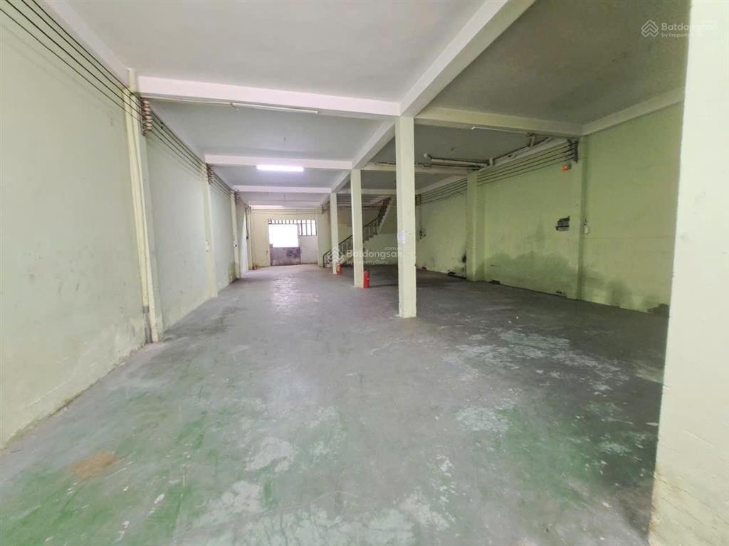 Cho thuê nhà xưởng bình trị đông 8*25 đúc 3 lầu suốt có thang tời