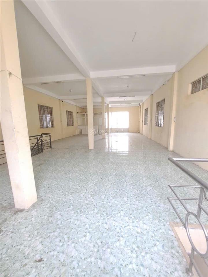 Cho thuê nhà xưởng bình trị đông 8*25 đúc 3 lầu suốt có thang tời