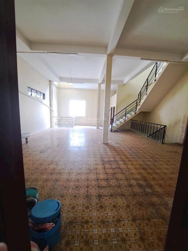 Cho thuê nhà xưởng bình trị đông 8*25 đúc 3 lầu suốt có thang tời