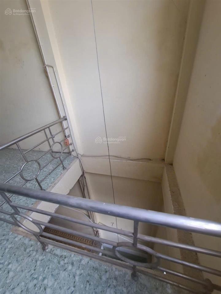 Cho thuê nhà xưởng bình trị đông 8*25 đúc 3 lầu suốt có thang tời