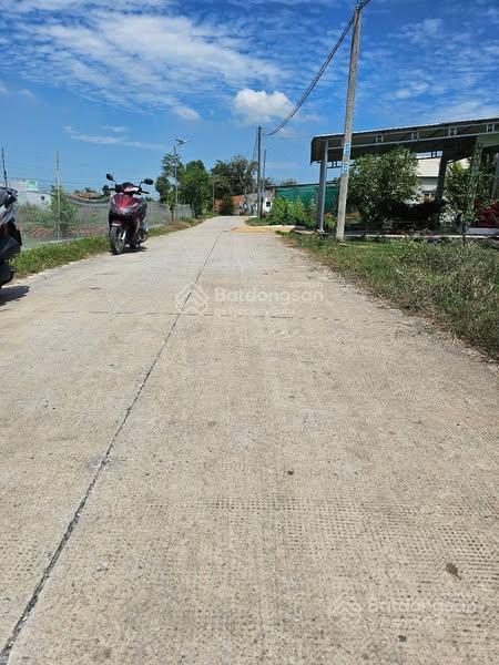 Chính chủ gửi nền đất nằm ngay đường bê tông thuộc ấp 2 hựu thạnh, 5x29m giá 1tỷ1, shr, 0704 794 ***