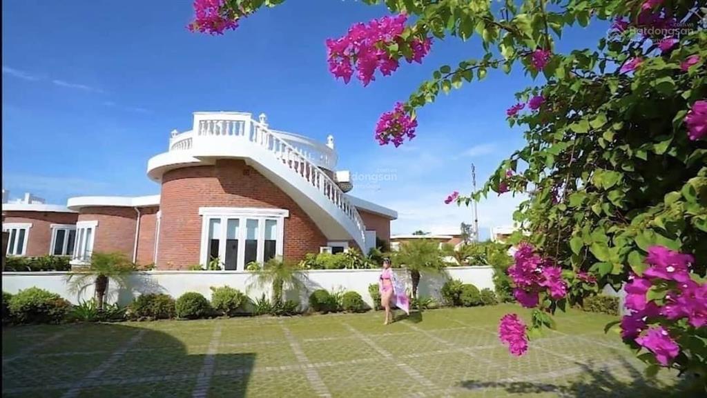 Một căn villa 3 phòng ngủ, full nội thất xịn xò. 632m2, đã có sổ cá nhân, giá 13 tỷ. mua ngay