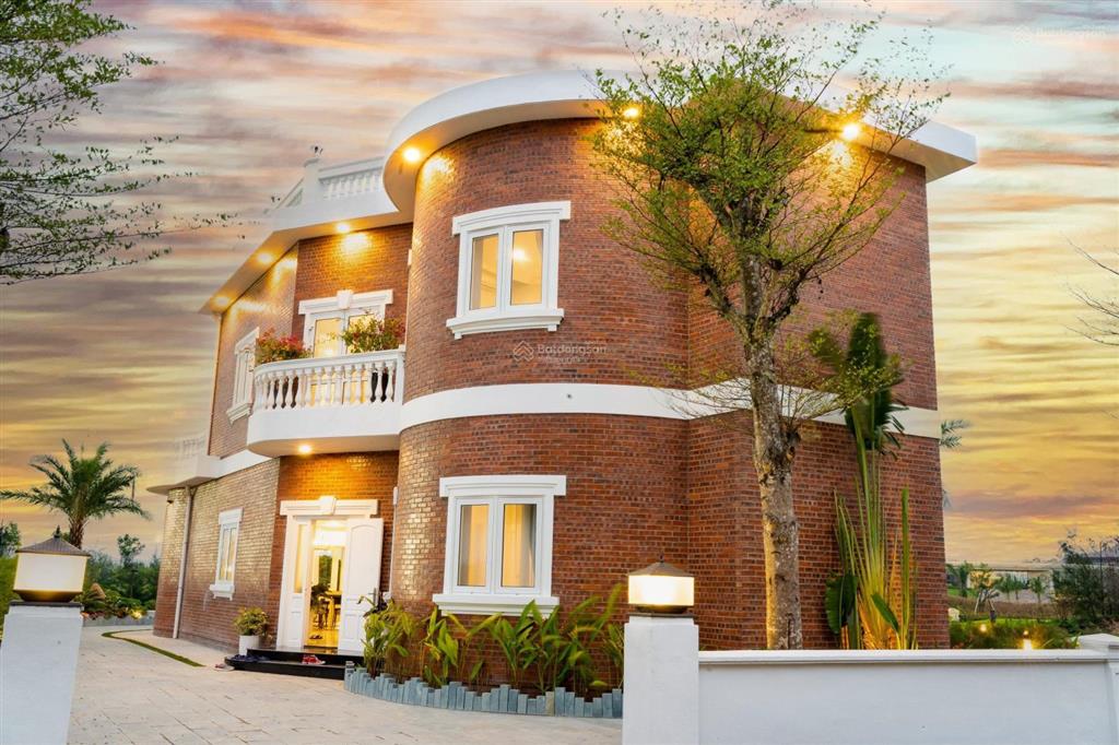 Chính chủ bán villa 2 tầng, 360m2, bao quanh sân golf, giá bán siêu ưu đãi 7.2 tỷ. 0981 133 ***
