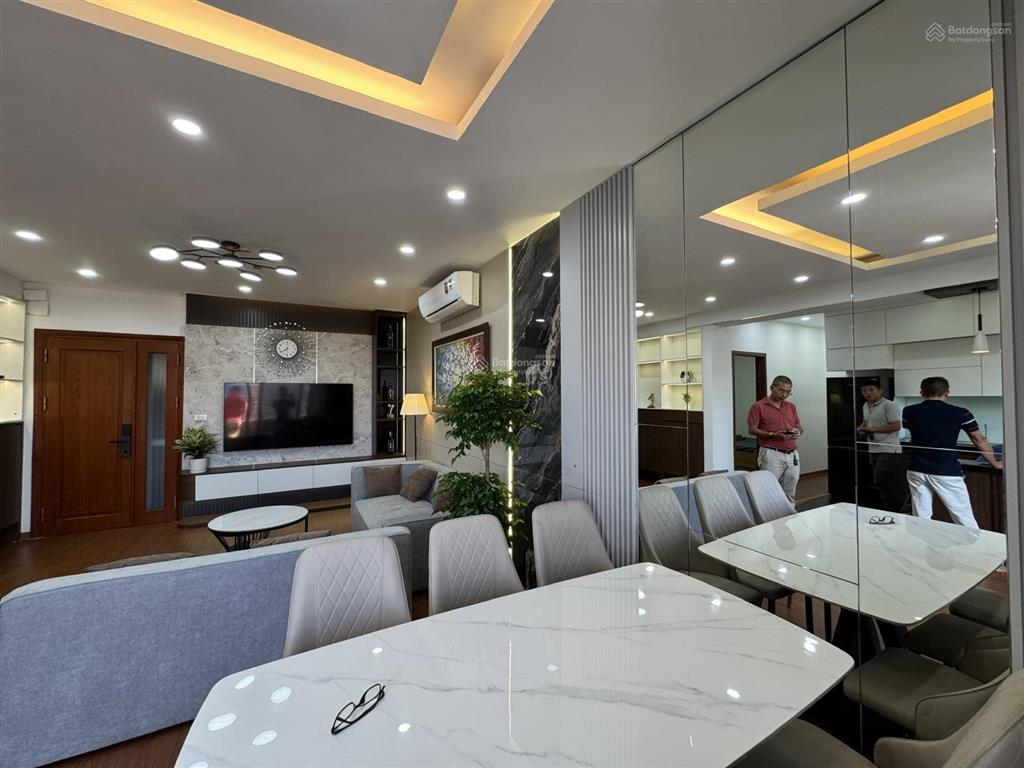 Bán căn hộ chung cư tân hoàng minh 36 hoàng cầu, đống đa. 126m2 3n 17.5 tỷ.  0983 237 ***