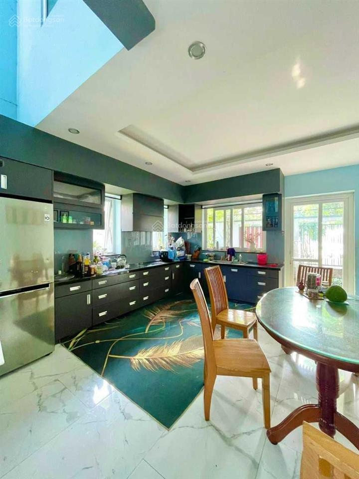 Biệt thự kdc bình lợi, dt 10x18m, trệt 2 lầu áp mái, giá 20,5 tỷ thương lượng