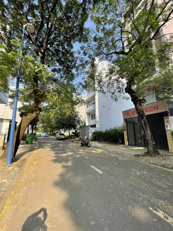 Cần bán lô đất đẹp gần công viên, dt. 80m2 , đường 12m, sổ đỏ xây dựng cao tầng