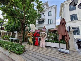 Cho thuê biệt thự tại vinhomes golden river ba son, 150 triệu,225m2 dtsd 548m2, view đẹp, chính chủ