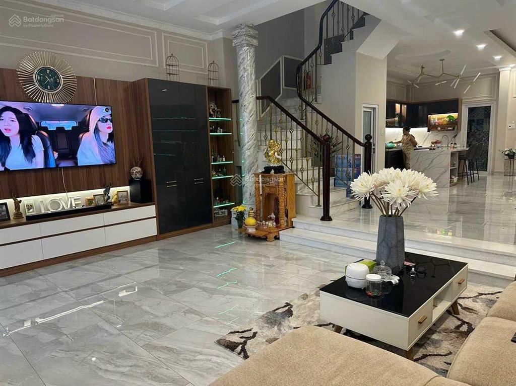 Biệt thự 3 lầu (6,4x18m nở hậu) 5 phòng master, nt cao cấp hẻm xe hơi khu cao cấp võ thị sáu, q. 1