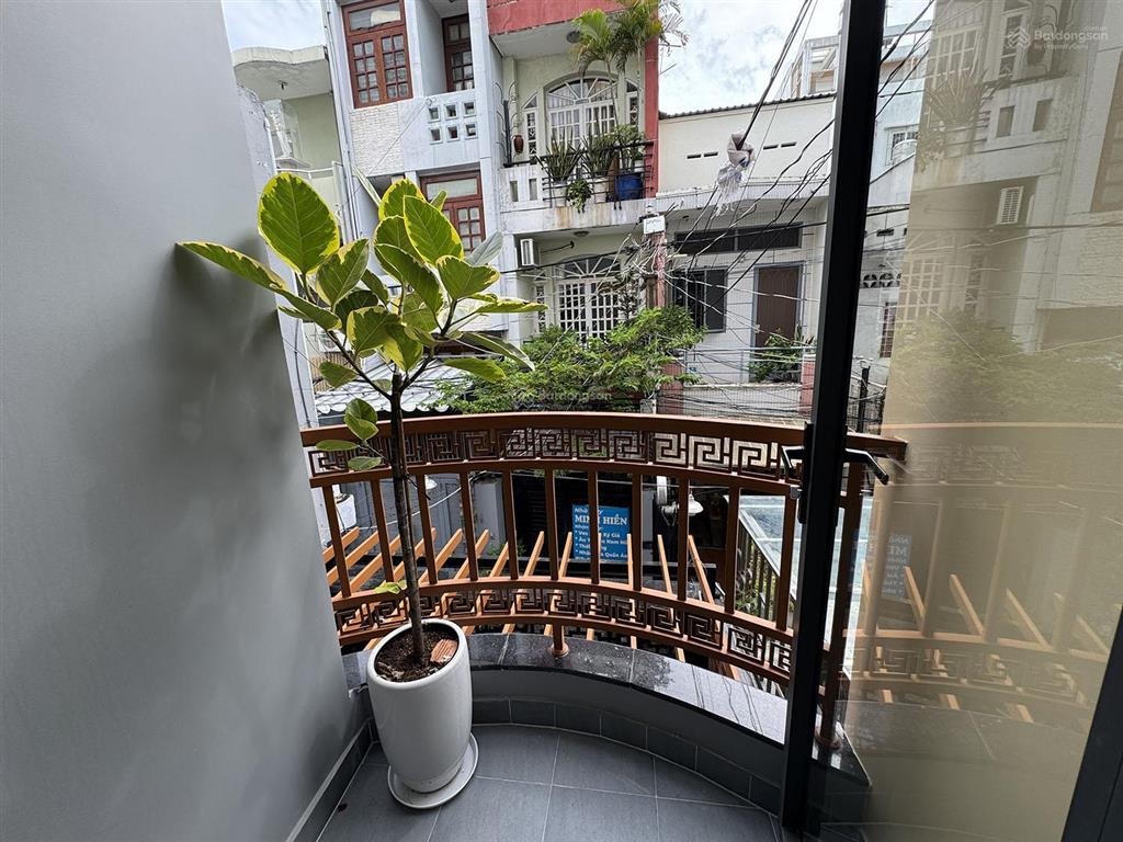 Nhà 3 lầu+s.thượng (3,5mx18m=63m2)+thang máy, n.thất ccấp, 5 p.ngủ, hẻm 6m khu thời trang lê văn sỹ