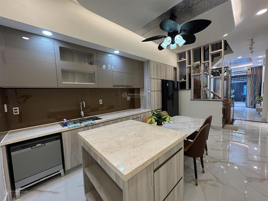 Nhà 3 lầu+s.thượng (3,5mx18m=63m2)+thang máy, n.thất ccấp, 5 p.ngủ, hẻm 6m khu thời trang lê văn sỹ