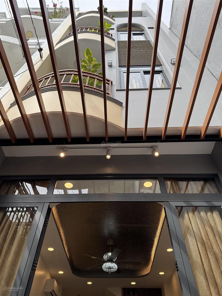 Nhà 3 lầu+s.thượng (3,5mx18m=63m2)+thang máy, n.thất ccấp, 5 p.ngủ, hẻm 6m khu thời trang lê văn sỹ