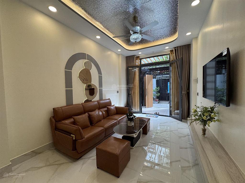 Nhà 3 lầu+s.thượng (3,5mx18m=63m2)+thang máy, n.thất ccấp, 5 p.ngủ, hẻm 6m khu thời trang lê văn sỹ