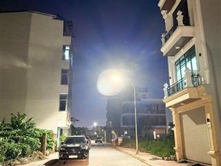 Gia đình cần bán lô đấu giá  tái định cư đường cự khối, đường rông 10m ở và kinh doanh rất phù hợp