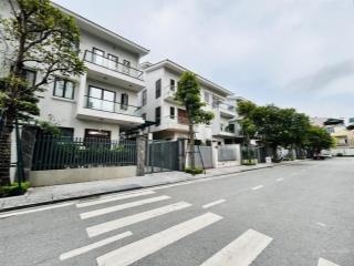 Nhà biệt thự quan chức quận ủy cầu giấy view vườn hoa, an ninh tốt 228m2 mặt tiền 8.4m giá 84.9 tỷ