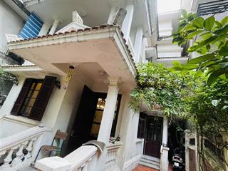Bán nhà biệt thự sân vườn 10m ra hồ tây, 180m2 mặt tiền 7.8m an ninh tốt trong lành, giá 68.6 tỷ