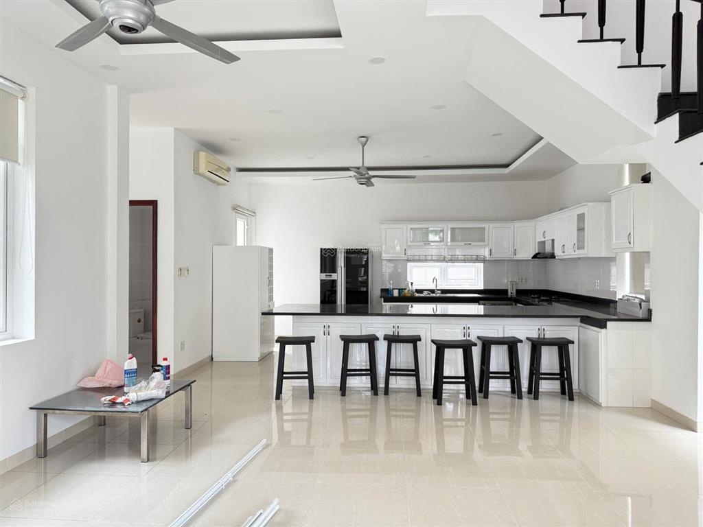 Cho thuê biệt thự trung tâm phường thảo điền, quận 2.  0911 383 ***