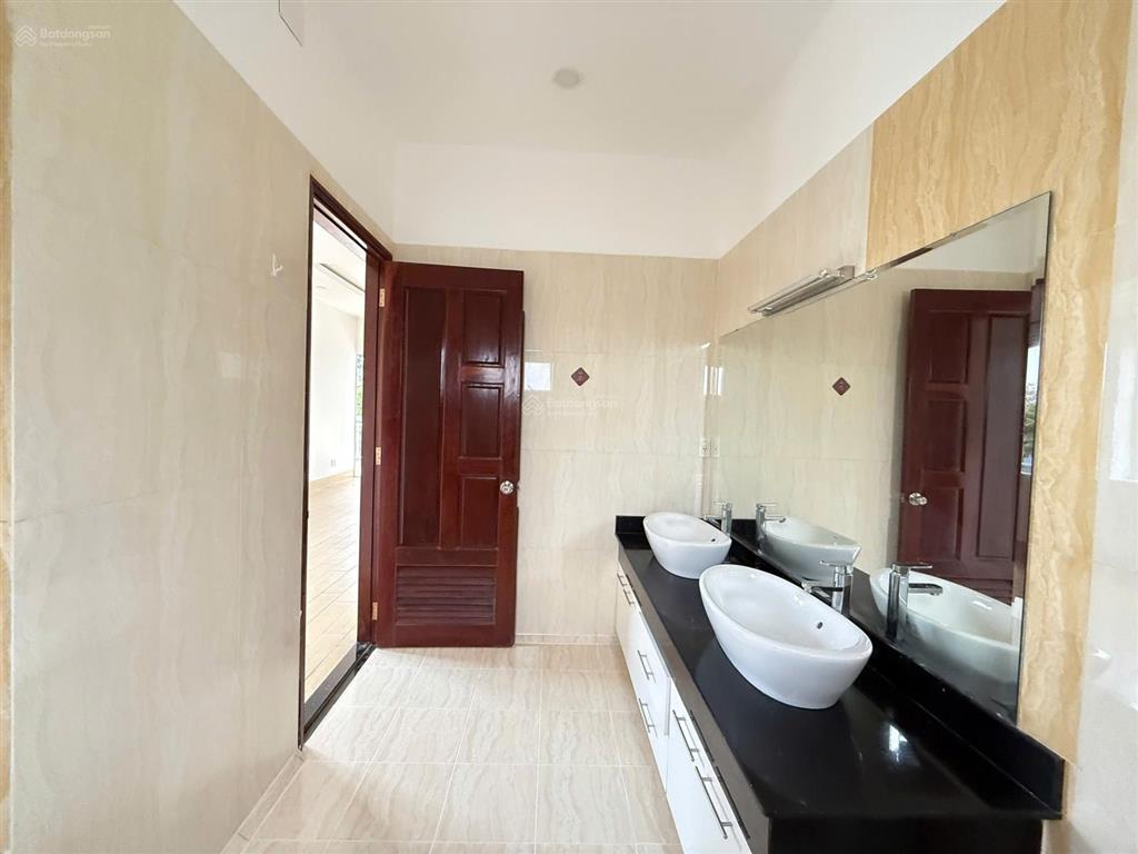Cho thuê biệt thự trung tâm phường thảo điền, quận 2.  0911 383 ***