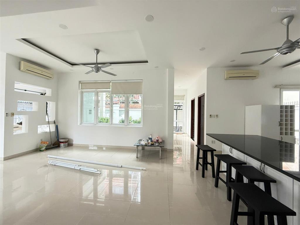 Cho thuê biệt thự trung tâm phường thảo điền, quận 2.  0911 383 ***