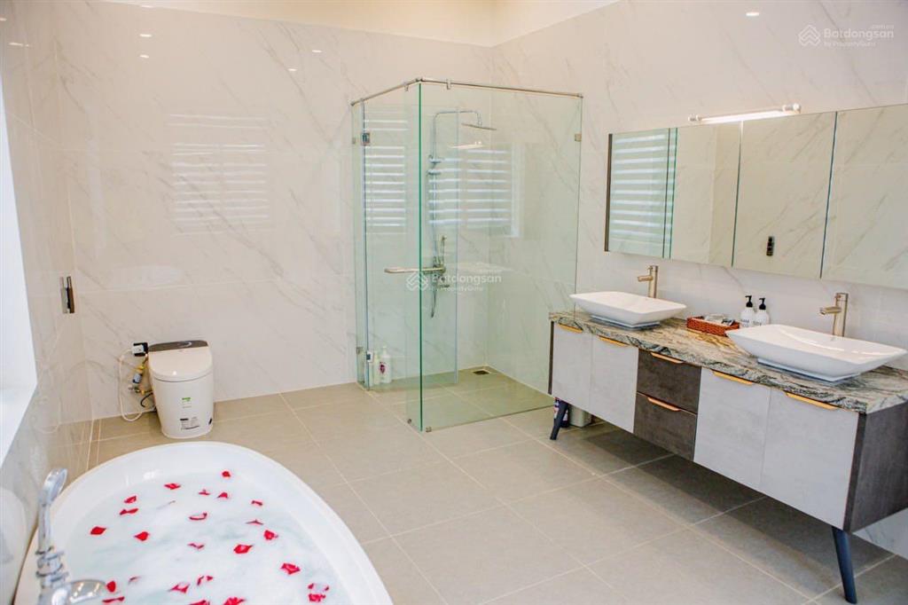 Cần cho thuê biệt thự đường nguyễn văn hưởng, phường thảo điền, quận 2.  0911 383 ***