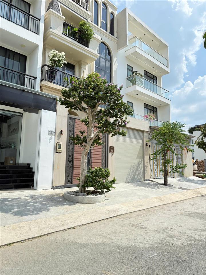 Cho thuê biệt thự 4 phòng ngủ, khu đường nguyễn hoàng, phường an phú, quận 2.  0911 383 ***