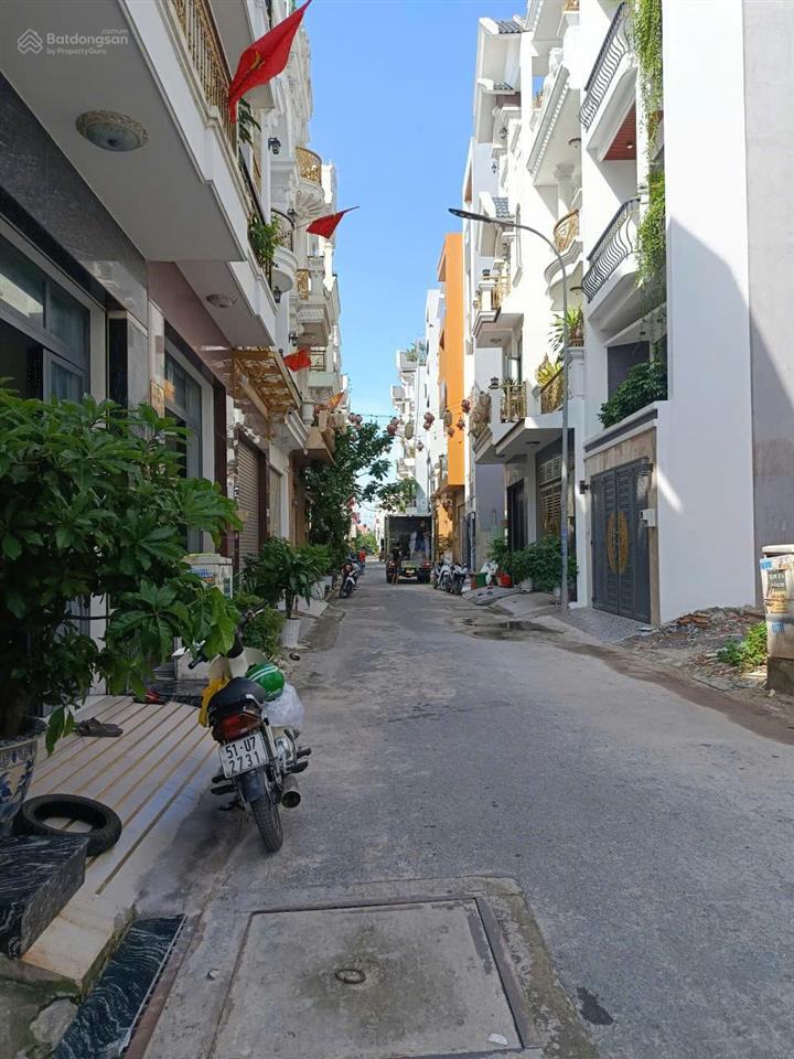 Cần bán nhà 1trệt 2lầu sân thượng, dt 4x14m 2 lầu gồm 4pn giá bán 6.35 tỷ, khách cần  0917 631 ***