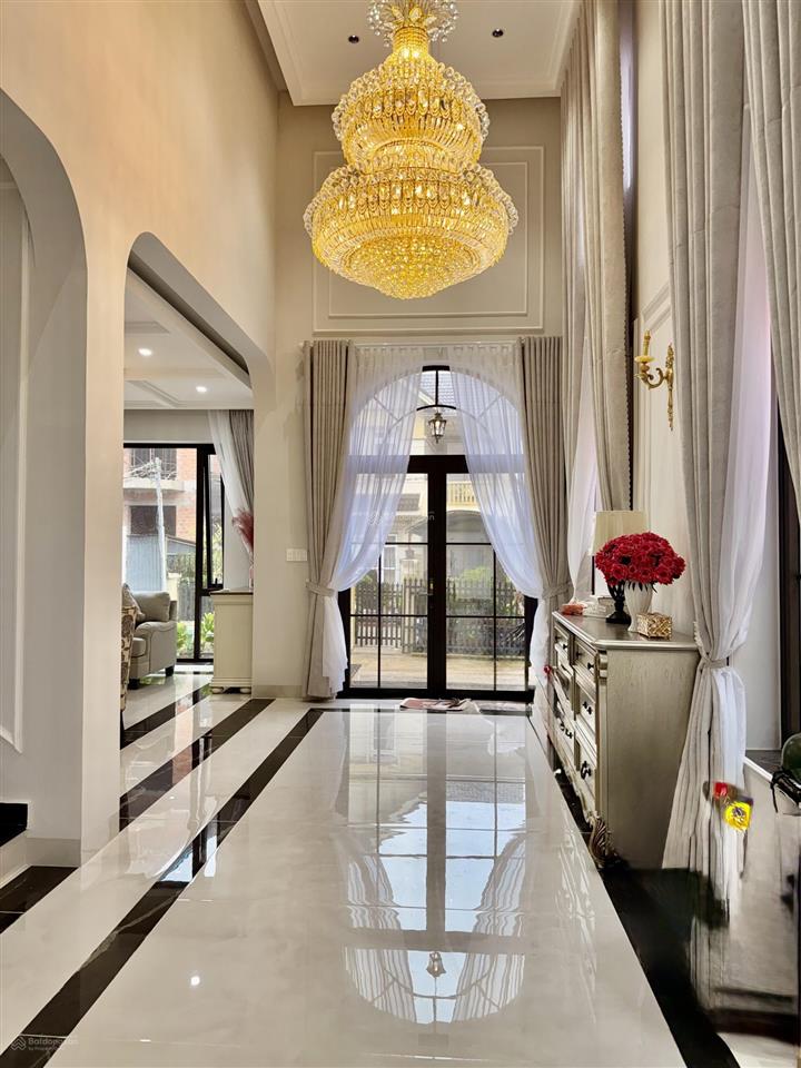 Bán villa châu âu có hồ bơi nam hồ đà lạt mới xây