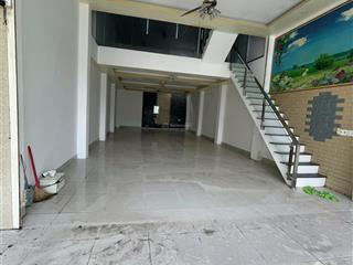 12 triệu/tháng  nhà sân xe hơi rộng rãi sạch sẽ ( 6 x 30m =180 m 180m2 ) mặt tiền trường lưu