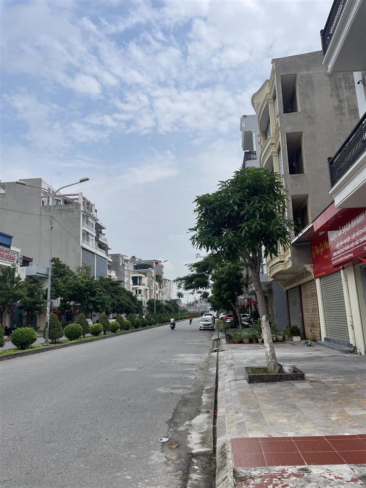 Chuyển nhượng lô đất mặt tiền rộng 4,4m mặt đường 30m lô 26 lê hồng phong, giá đầu tư 128 triệu/m2