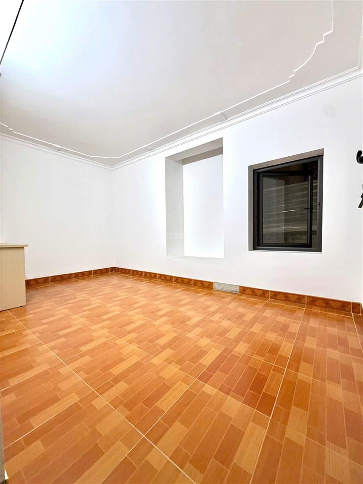 Bán nhà mặt tiền rộng 4,8m mặt đường chợ hàng, vị trí đẹp trung tâm chợ