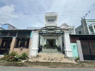 Nhà 2 lầu dt 100m2 thổ cư mặt tiền đường nhựa 6m ô tô . giá 3 tỉ 500tr tân điền cần giuộc long an