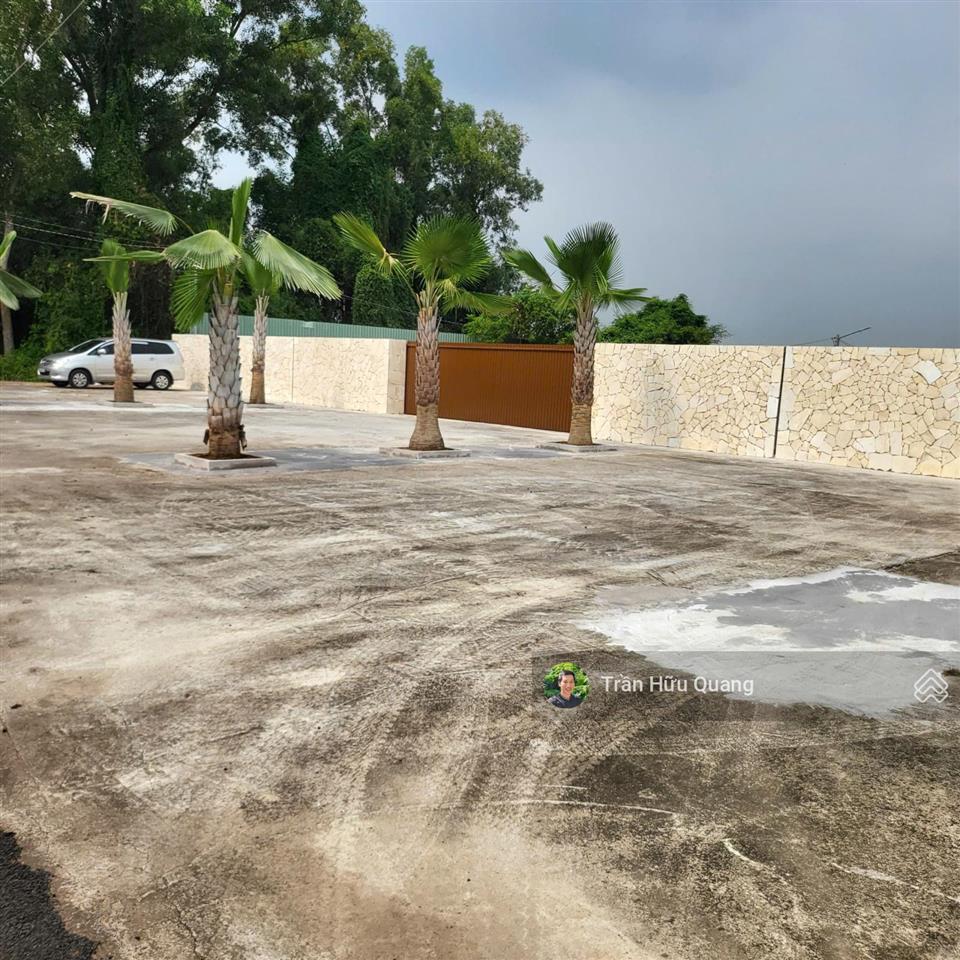 Bán khu nghỉ dưỡng ven hồ lồ ồ , giáp mặt hồ 2100m2 có 612m2 thổ cư, 35m mặt tiền