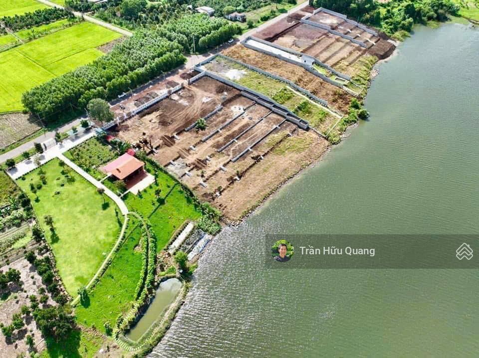 Bán khu nghỉ dưỡng ven hồ lồ ồ , giáp mặt hồ 2100m2 có 612m2 thổ cư, 35m mặt tiền