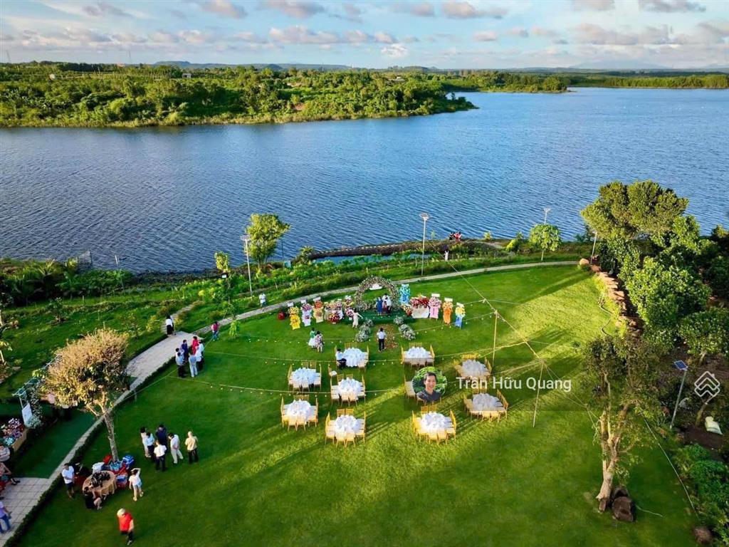 Bán khu nghỉ dưỡng ven hồ lồ ồ , giáp mặt hồ 2100m2 có 612m2 thổ cư, 35m mặt tiền
