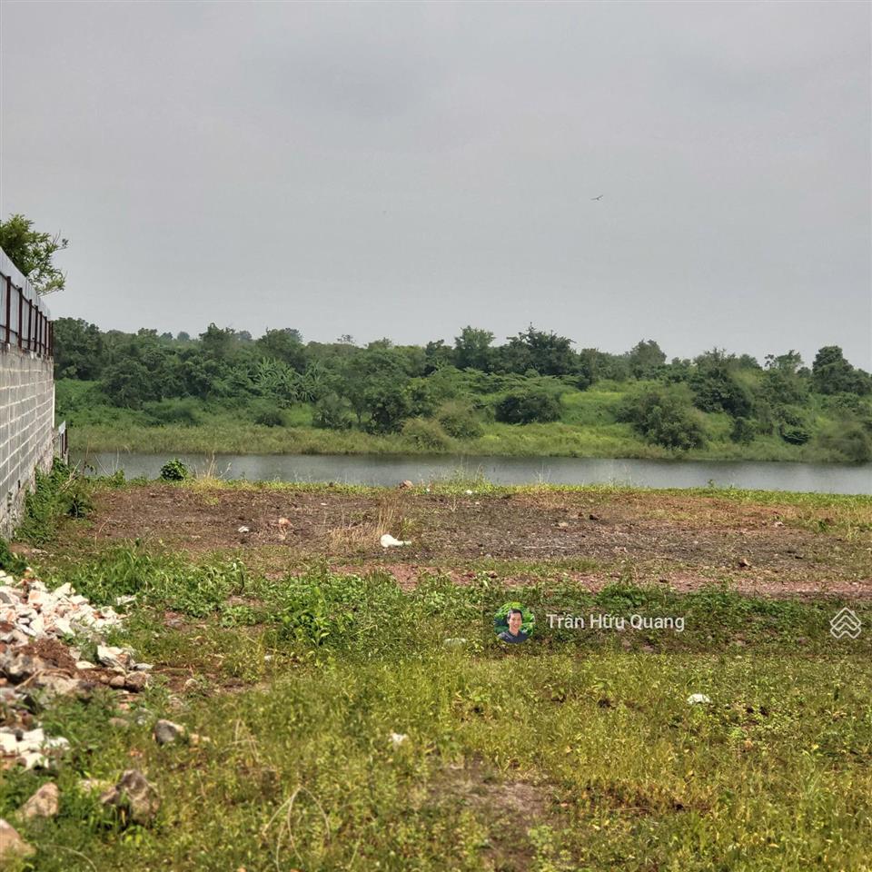 Bán khu nghỉ dưỡng ven hồ lồ ồ , giáp mặt hồ 2100m2 có 612m2 thổ cư, 35m mặt tiền