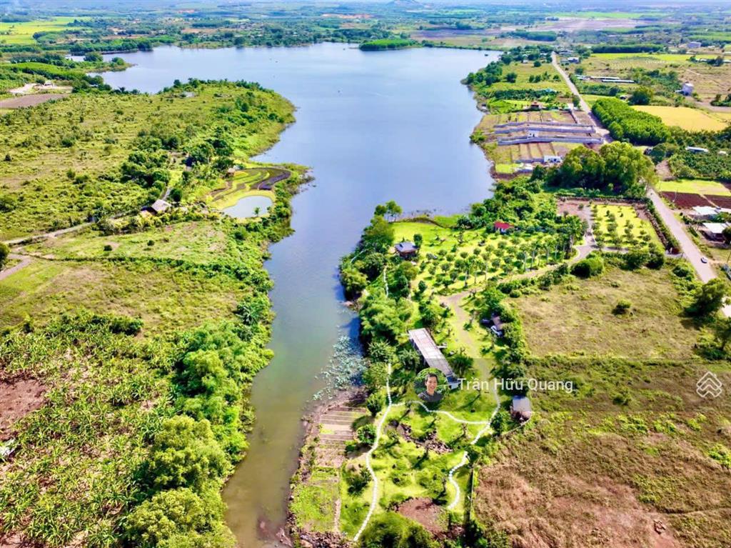 Bán khu nghỉ dưỡng ven hồ lồ ồ , giáp mặt hồ 2100m2 có 612m2 thổ cư, 35m mặt tiền