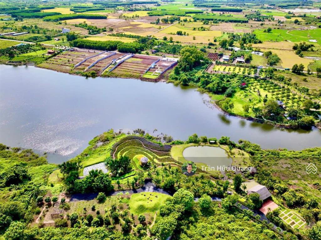 Bán khu nghỉ dưỡng ven hồ lồ ồ , giáp mặt hồ 2100m2 có 612m2 thổ cư, 35m mặt tiền