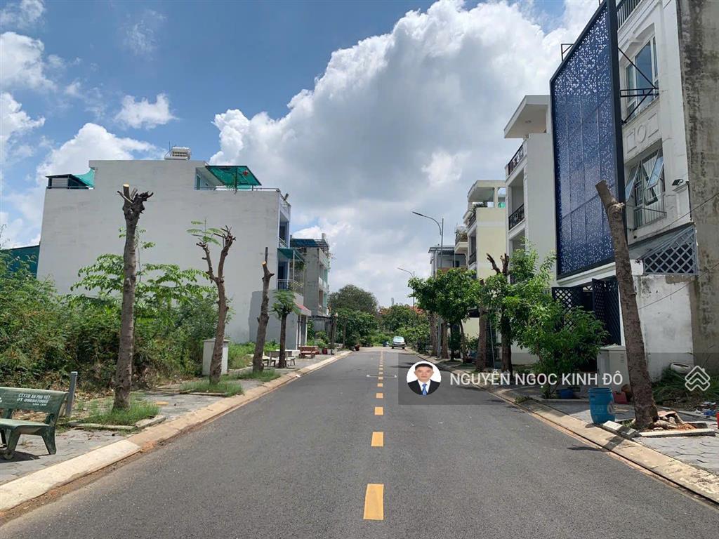 Cuối năm cần vốn kd bán gấp lô đất the seasons giá 5 tỷ. dt 5x20, sổ sẵn.  0386 602 ***